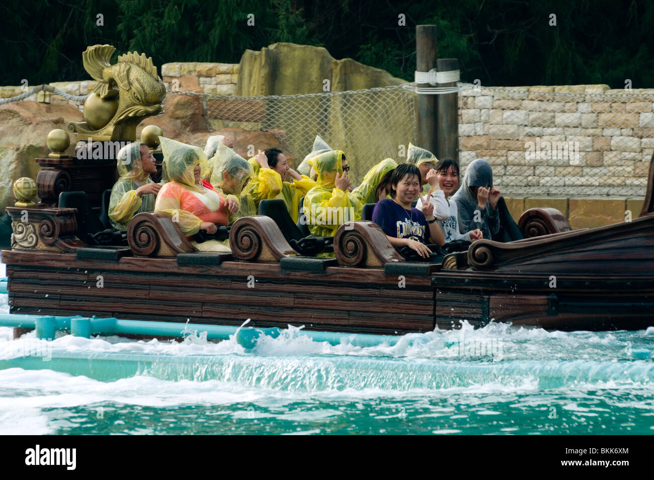 " Caraibi " Splash Amusement Park ride a Formosa Cultura Aborigena Village, Sole Luna Lago, Taiwan Foto Stock