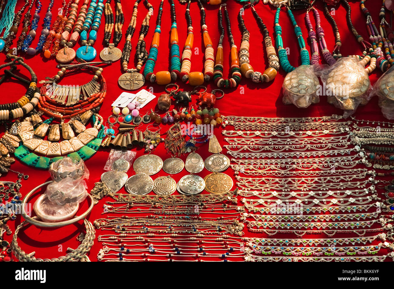 Costume Jewelery in vendita in Anjuna Flea Market, Goa, India Foto Stock