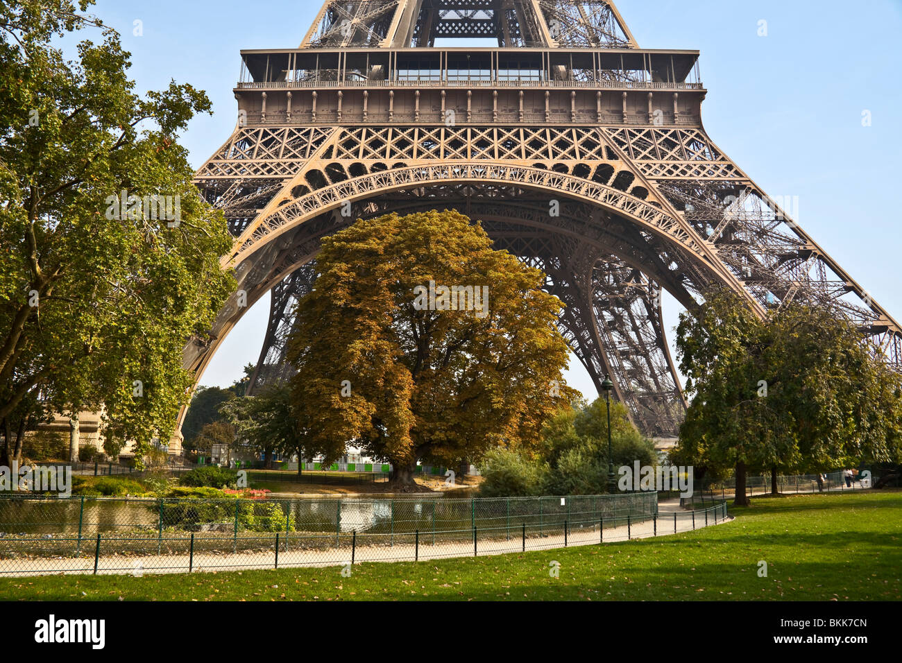 La torre eiffel tour champ de mars iconico punto di riferimento in