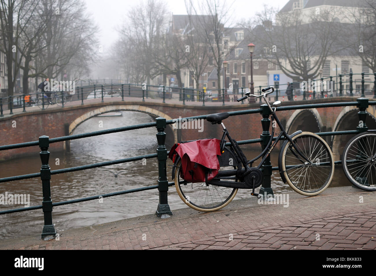 Bicicletta su un ponte in Amsterdam, Paesi Bassi Foto Stock