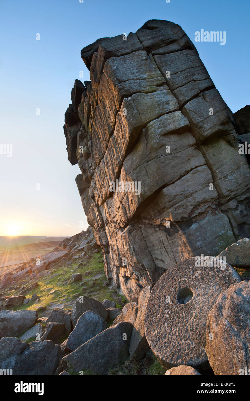 Giganti di roccia pendente sulla formazione Higgar Tor nel Derbyshire ,Gran Bretagna Foto Stock