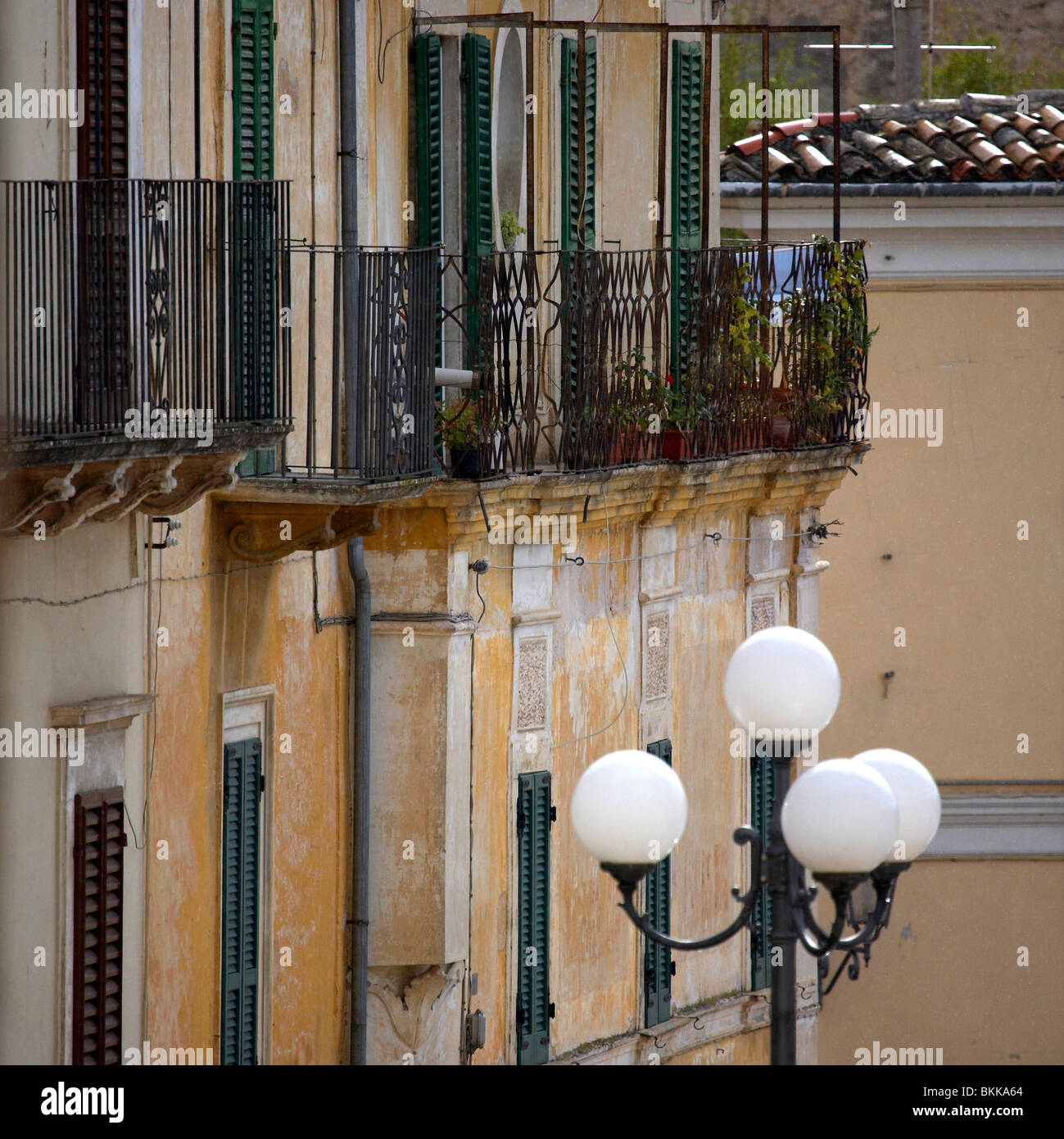 Una facciata a Capestrano, Abruzzo, Italia, Italia, Piazza, balcone, case italiane Foto Stock