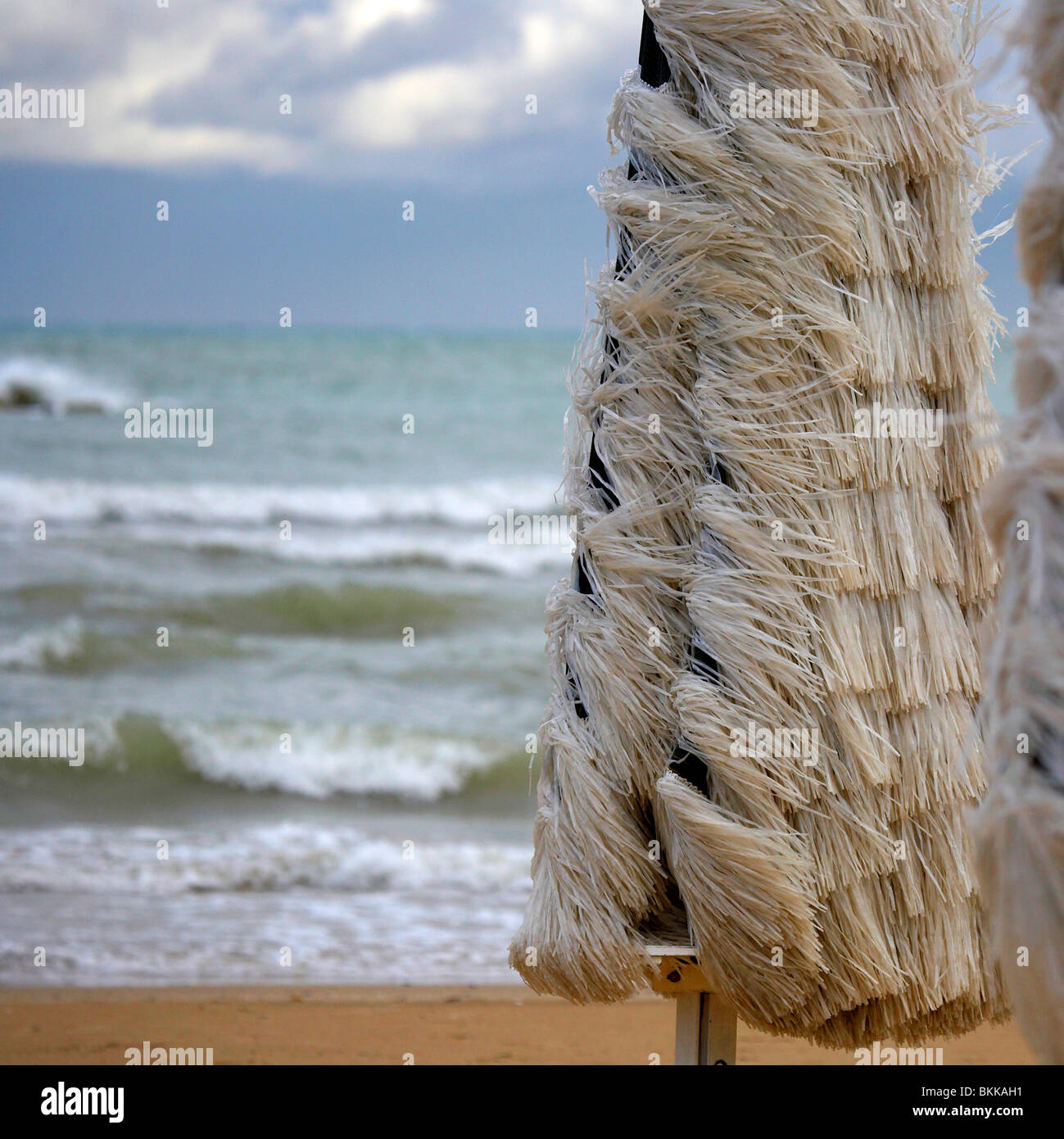 Una giornata di vento sulla spiaggia di Pescara, Abruzzo, Italia Foto Stock