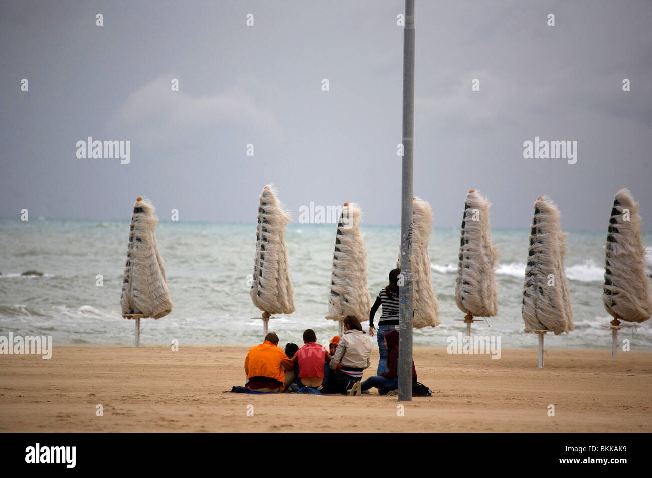 Un gruppo di giovani su una spiaggia a Pescara, Abruzzo, Italia, Italia, Mare La Dolce Vita,mare,Ocean, vacanze italiane Foto Stock