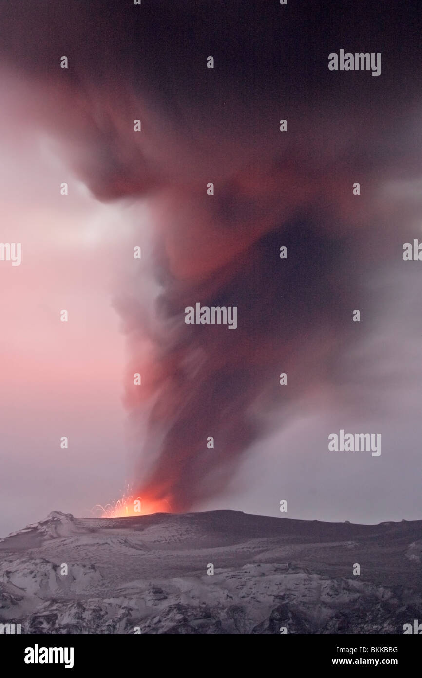 Vulcano Eyjafjallajokull Fotografato di notte Foto Stock