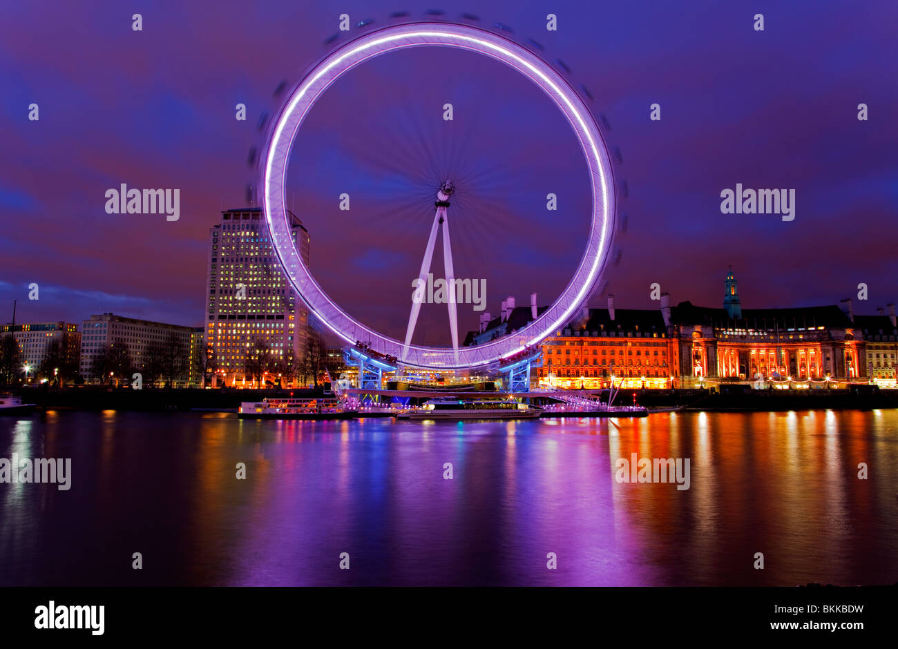 Lo skyline di Londra con il London Eye di notte e la sfocatura in movimento Foto Stock