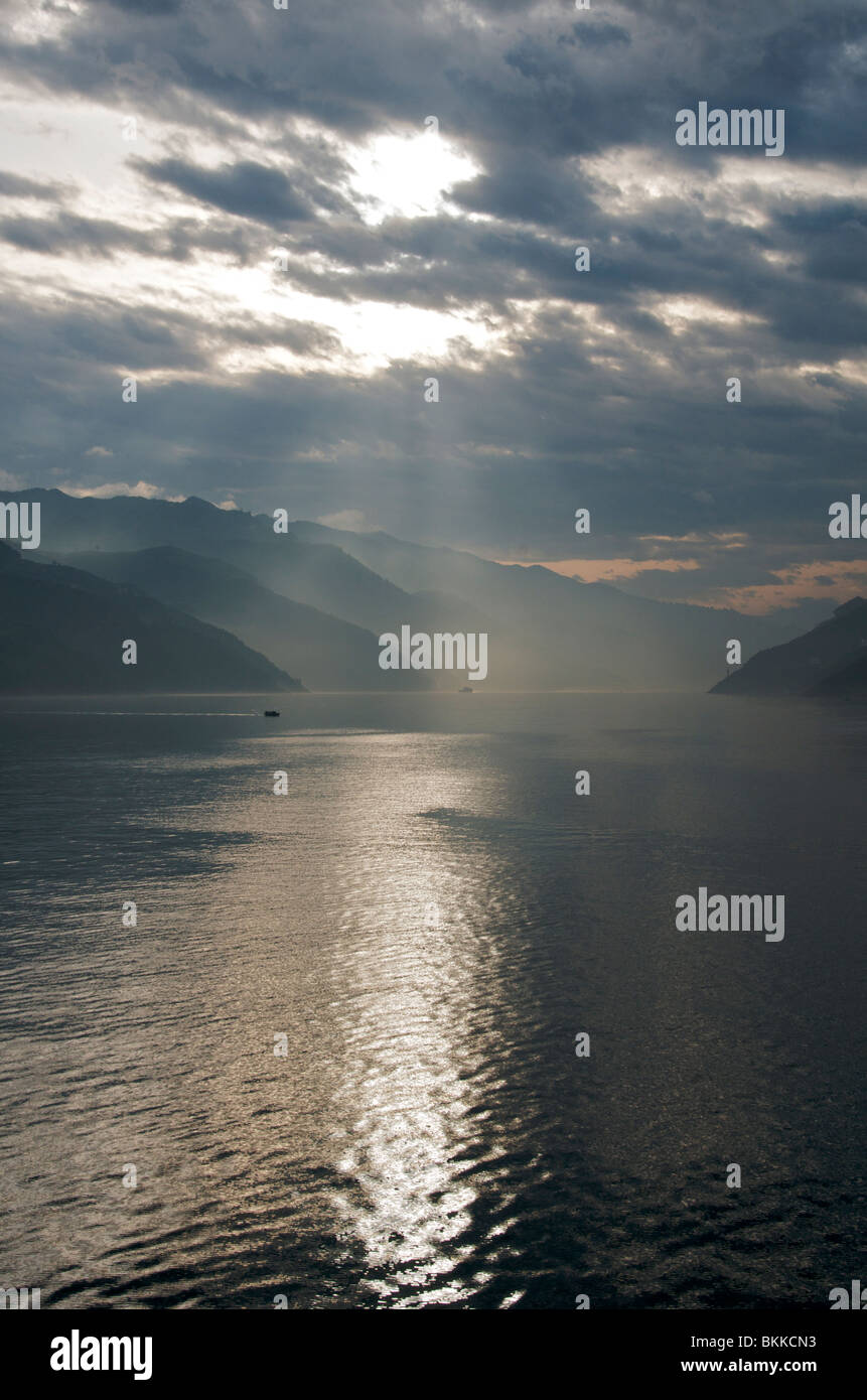 Tre Gole nella luce della sera fiume Yangzi Provincia di Hubei Cina Foto Stock