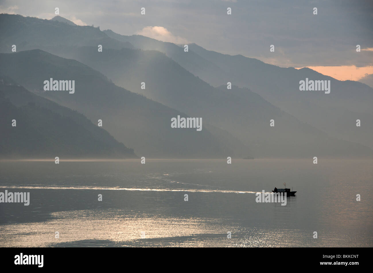 Tre Gole nella luce della sera fiume Yangzi Provincia di Hubei Cina Foto Stock