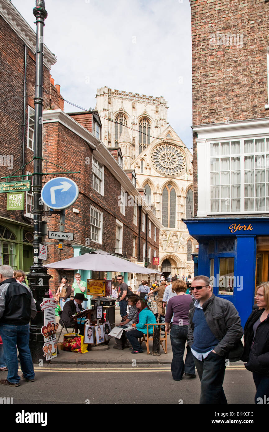 Vista lungo il trafficato centro cittadino strade verso York Minster e York, nello Yorkshire, Regno Unito Foto Stock