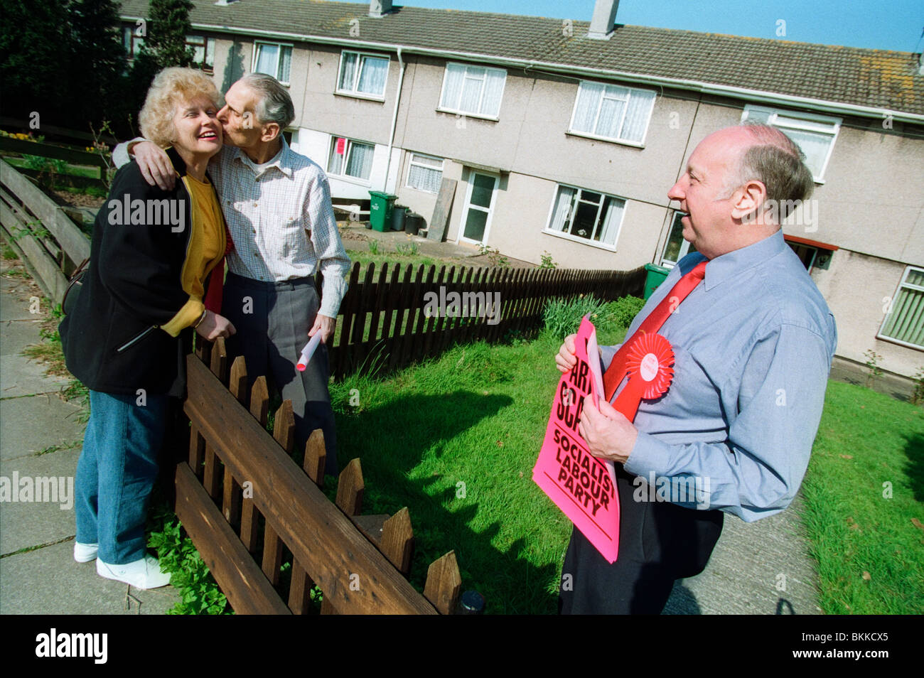 Arthur Scargill in piedi in Newport est per il Partito socialista laburista durante il 1997 elezioni generali con la moglie Ann Foto Stock