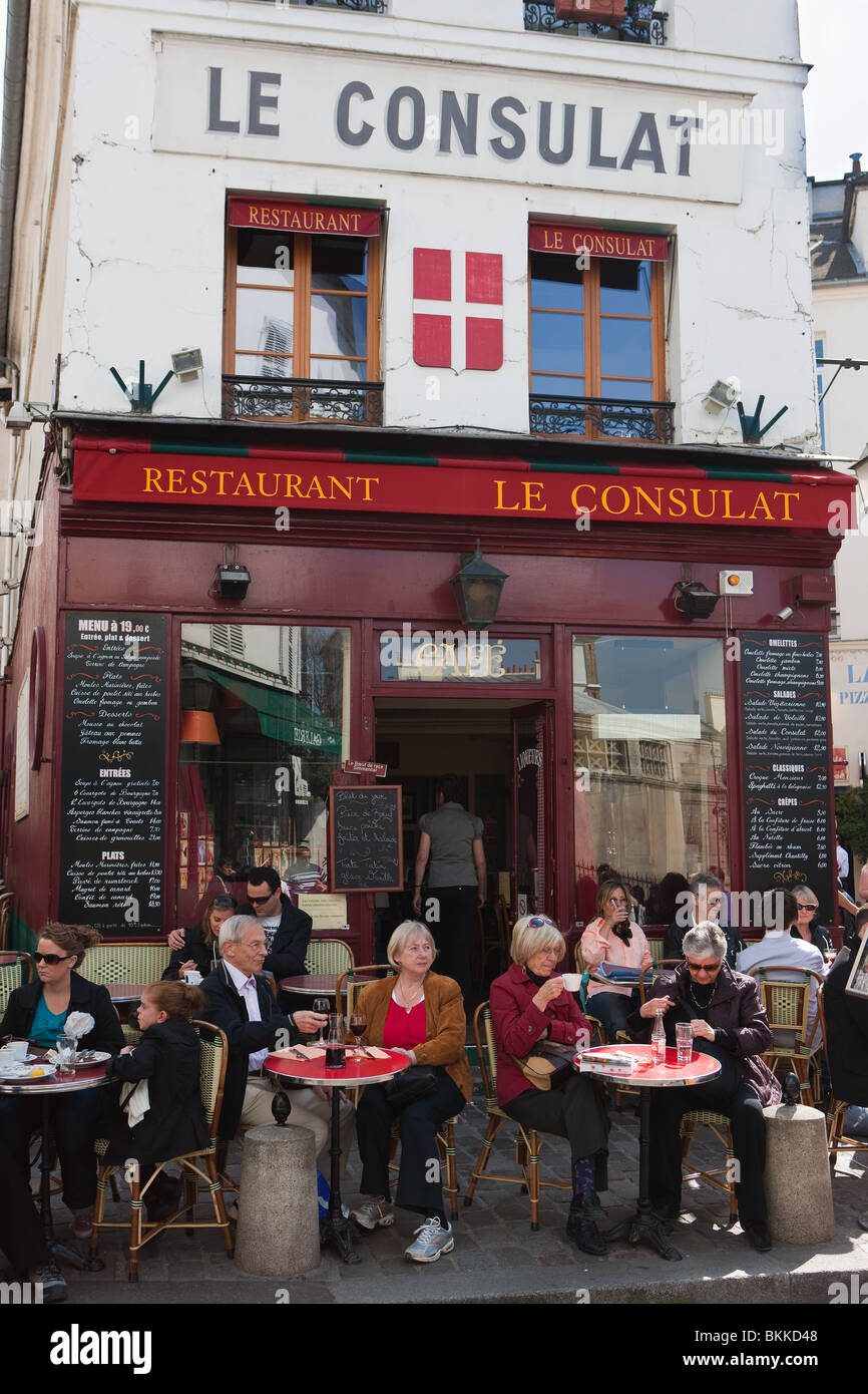 Le persone aventi le bevande sulla terrazza La consolato di Montmartre, Parigi Foto Stock