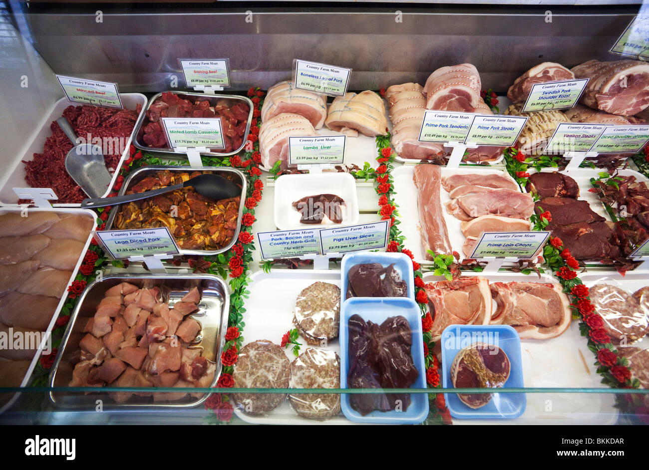 Display di carne presso un negozio di macellaio Foto Stock