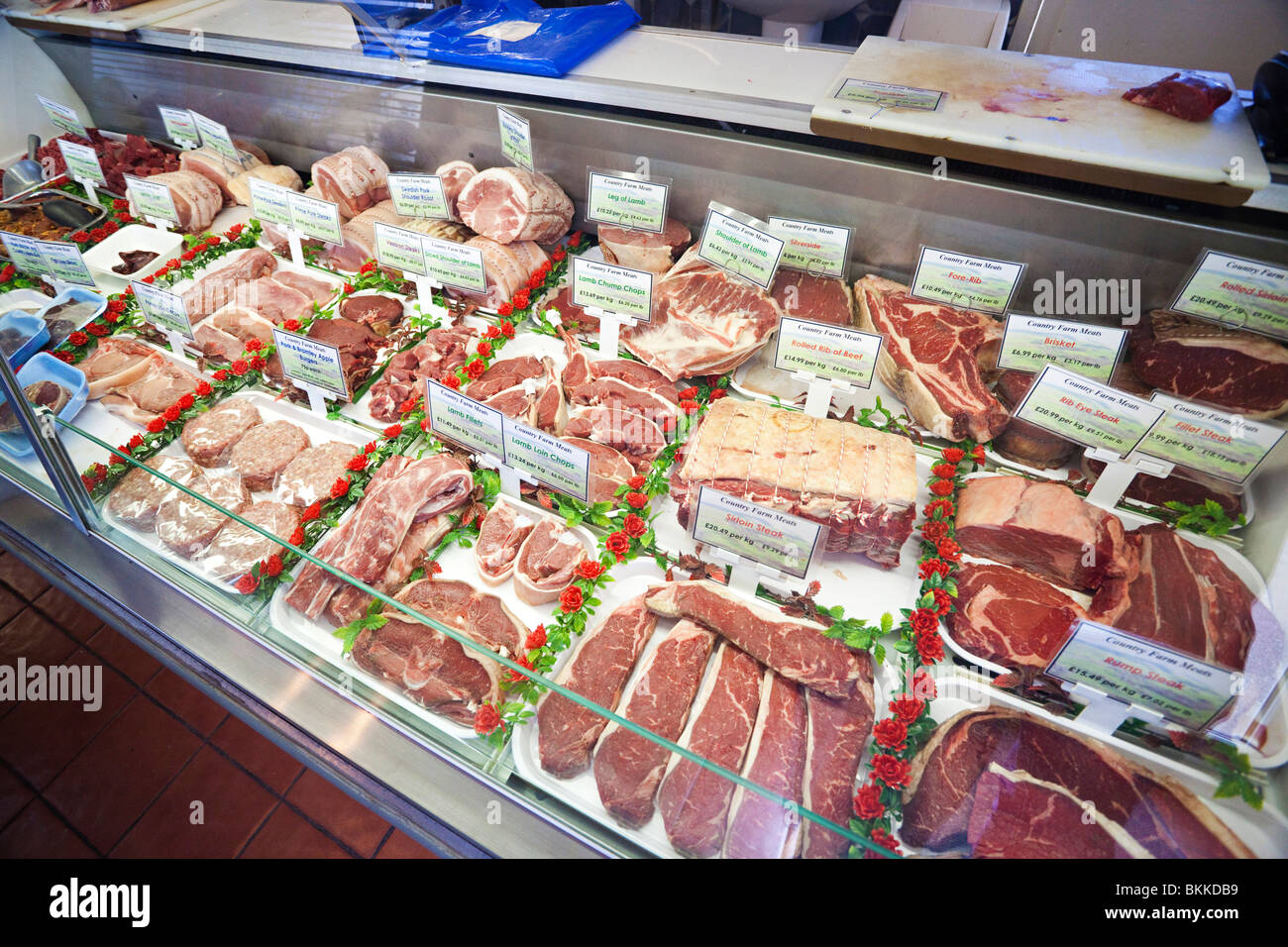 Display di carne presso un negozio di macellaio Foto Stock