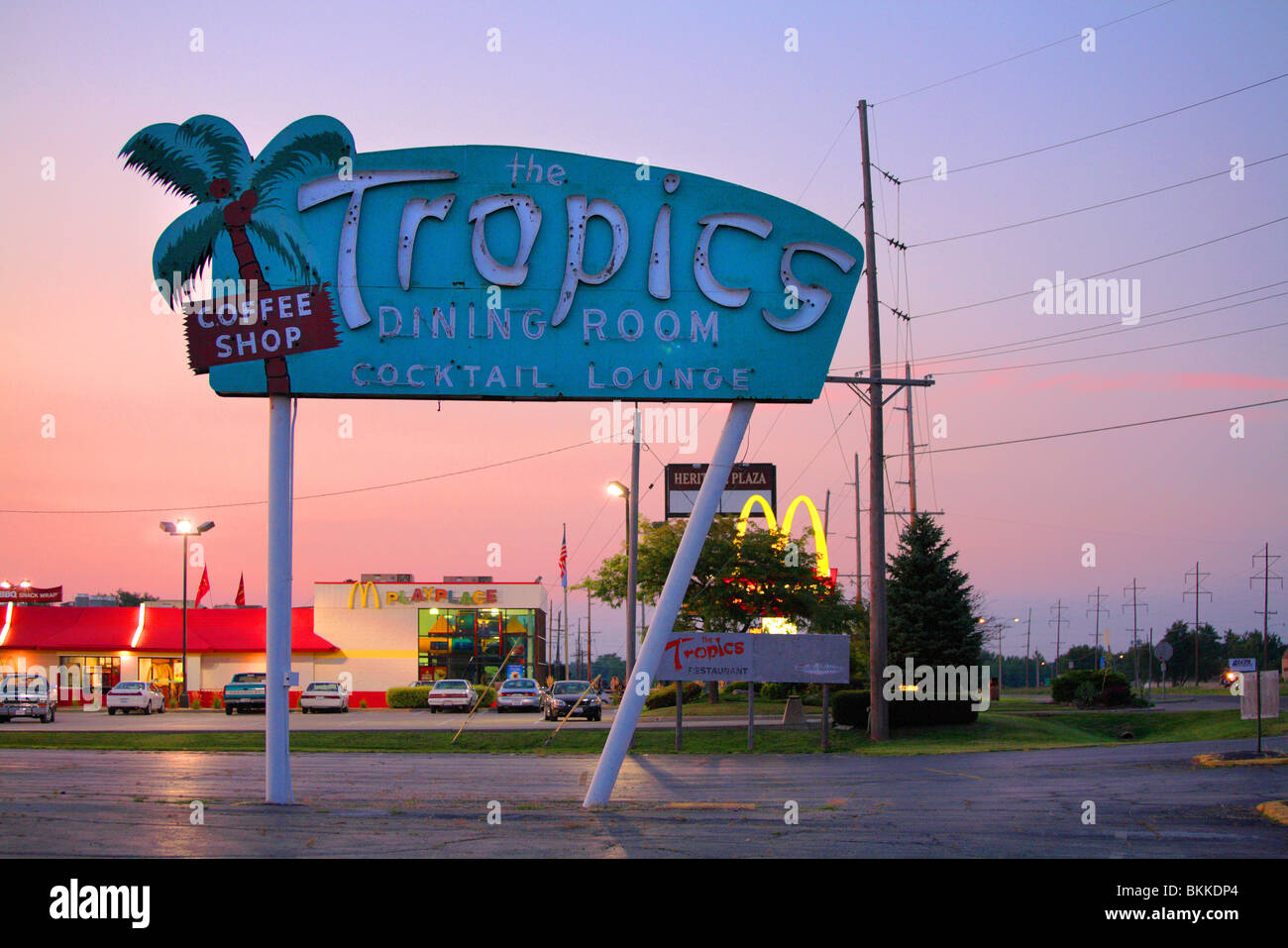 Il vecchio tropici DINIING segno camera mediante il percorso 66 in Lincoln , Illinois , Stati Uniti Foto Stock
