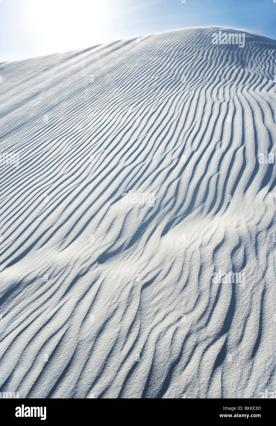 Un grande ripple dune coperte di gesso bianco-ladden sabbia a White Sands National Monument, Nuovo Messico. Foto Stock