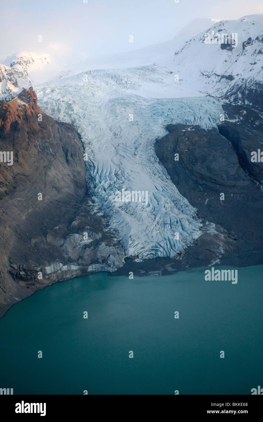 Vista aerea del ghiacciaio Gígjökull linguetta e l'acqua di fusione del ghiaccio stagno durante l eruzione del vulcano Eyjafjallajökull 31 marzo 2010. Foto Stock