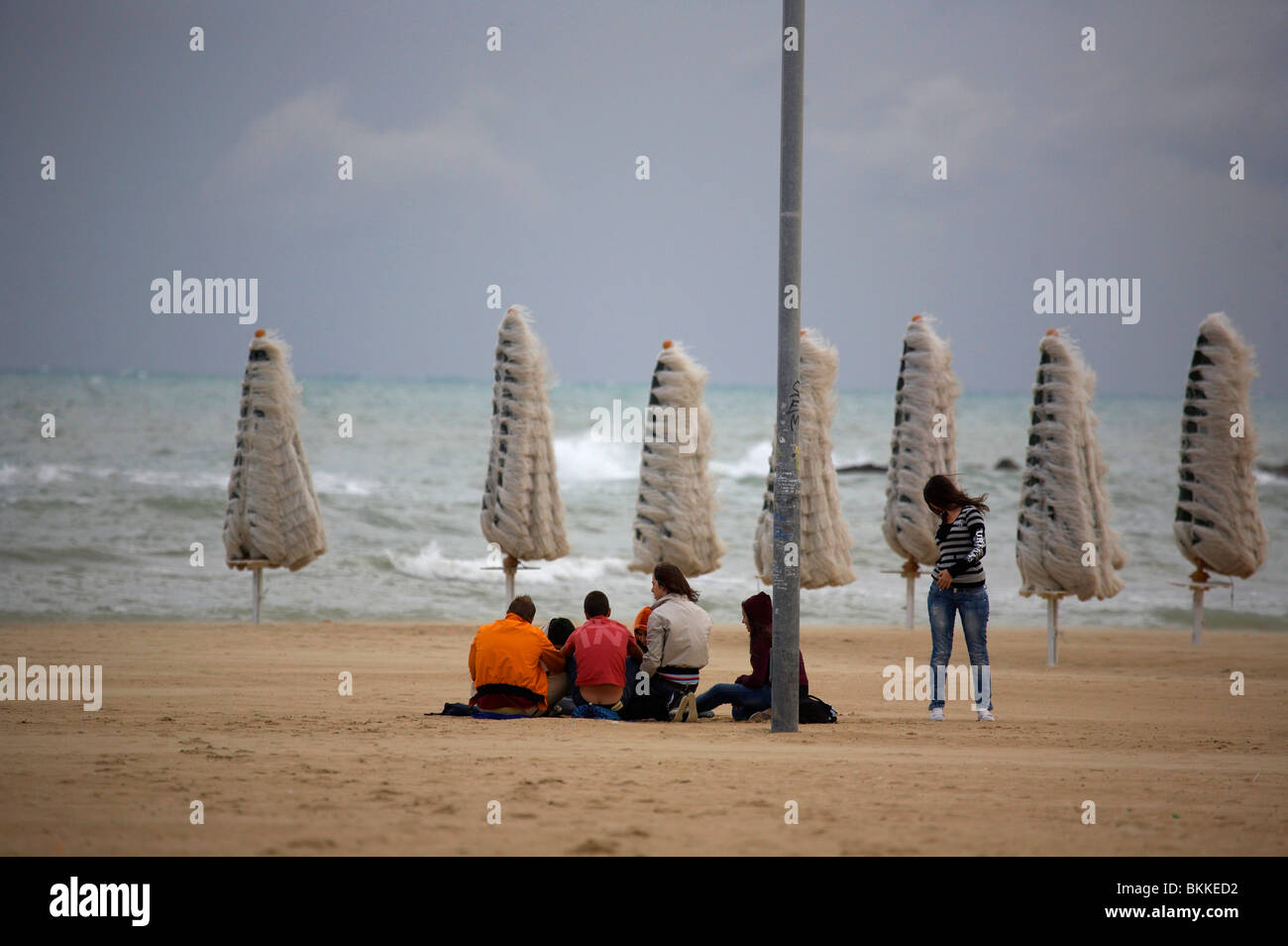 Un gruppo di giovani su una spiaggia a Pescara, Abruzzo, Italia, Italia, Mare La Dolce Vita,mare,Ocean, vacanze italiane Foto Stock