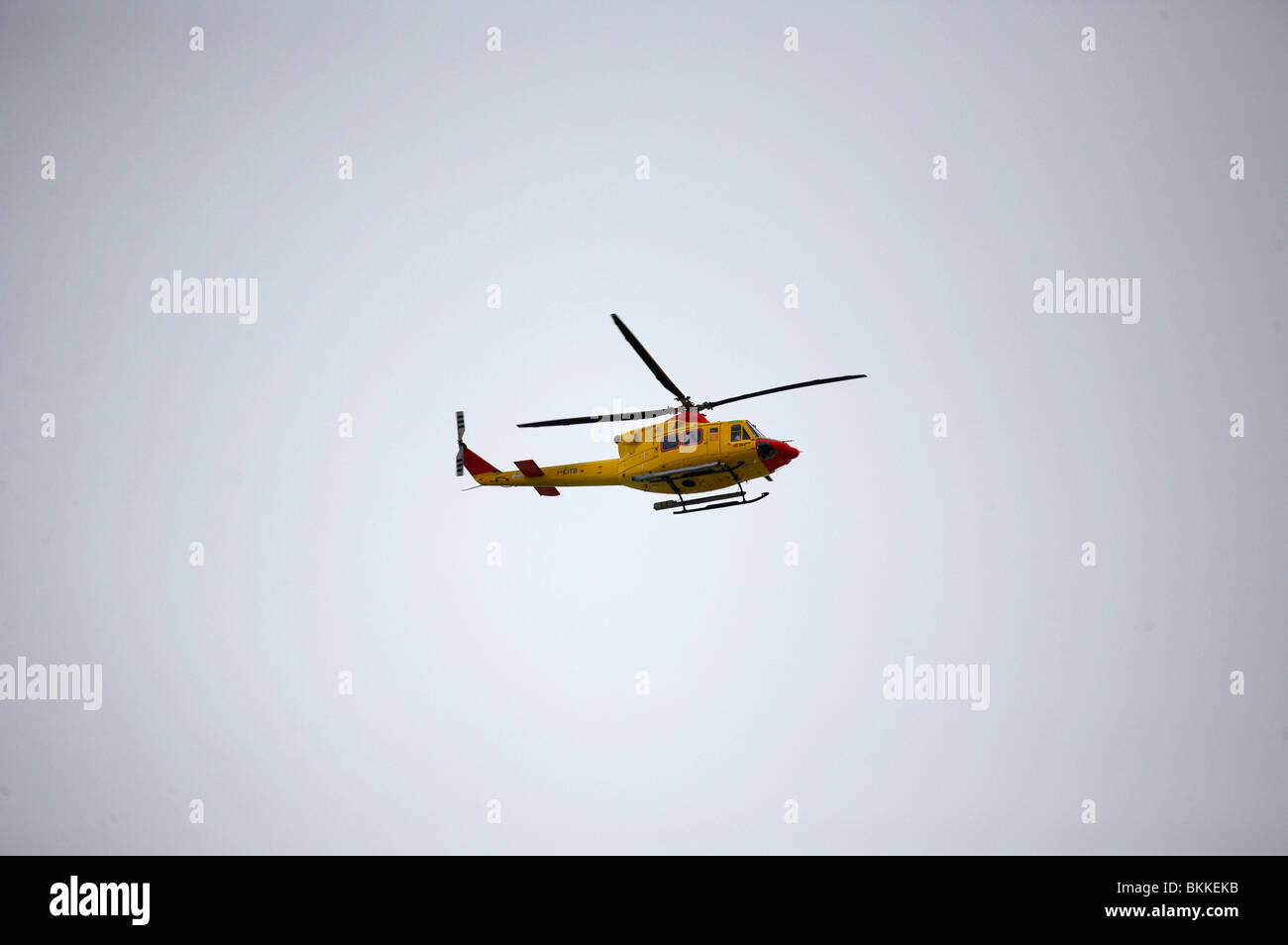 Un elicottero sorvola Pescara, Abruzzo, Italia, Italia, trinciatore, volare, Foto Stock