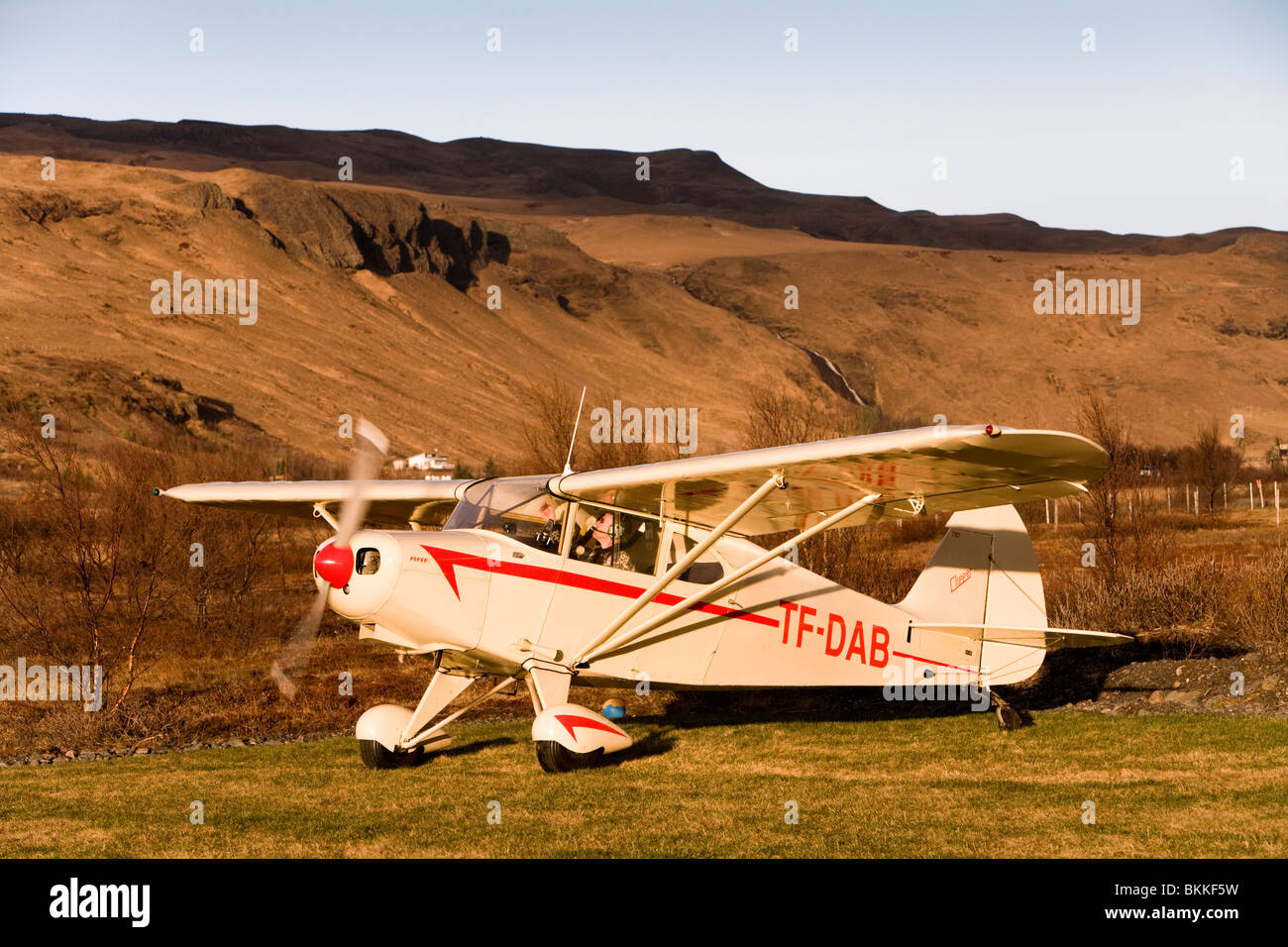 Pilot tenetevi pronti per il decollo, Sud dell'Islanda. TF-DAB - Piper PA-16 Clipper, mfg anno 1949. Foto Stock
