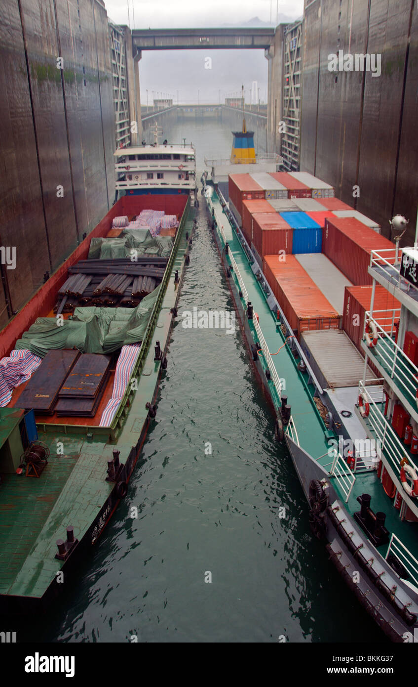 Due navi cargo nella serratura di tre gole Gezhou diga sul fiume Yangzi Yichang Provincia di Hubei Cina Foto Stock