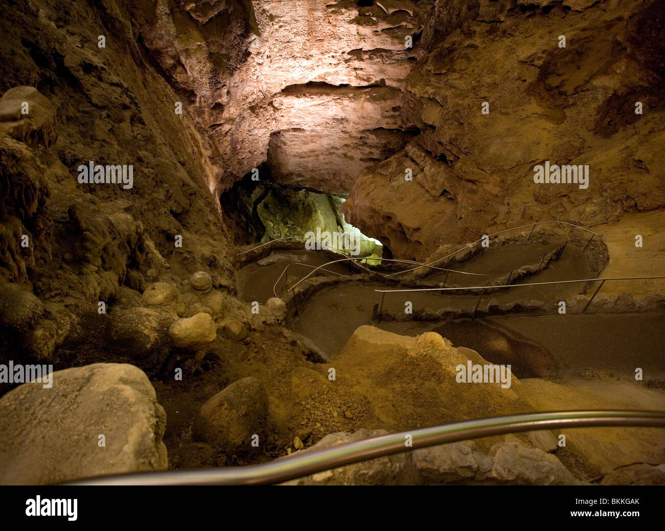Scendendo in Carlsbad Caverns tramite l'ingresso naturale vi porta giù 750 piedi su molti switch-spalle. Foto Stock