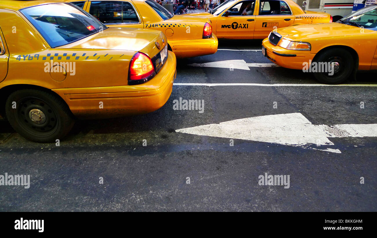 Riga di occupato di giallo New York taxi nel traffico del centro. Foto Stock