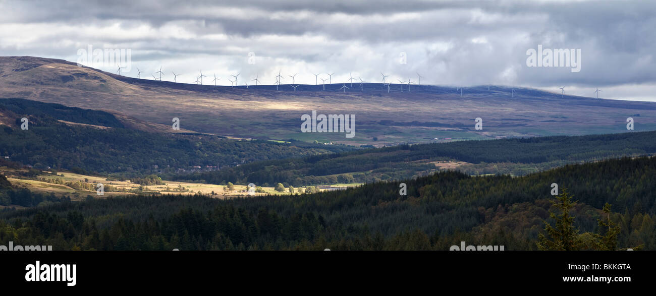 Queen Elizabeth Forest Park, Achray foresta guardando al Mentieth colline Trossachs, Scozia, con bricchi di Doune wind farm Foto Stock