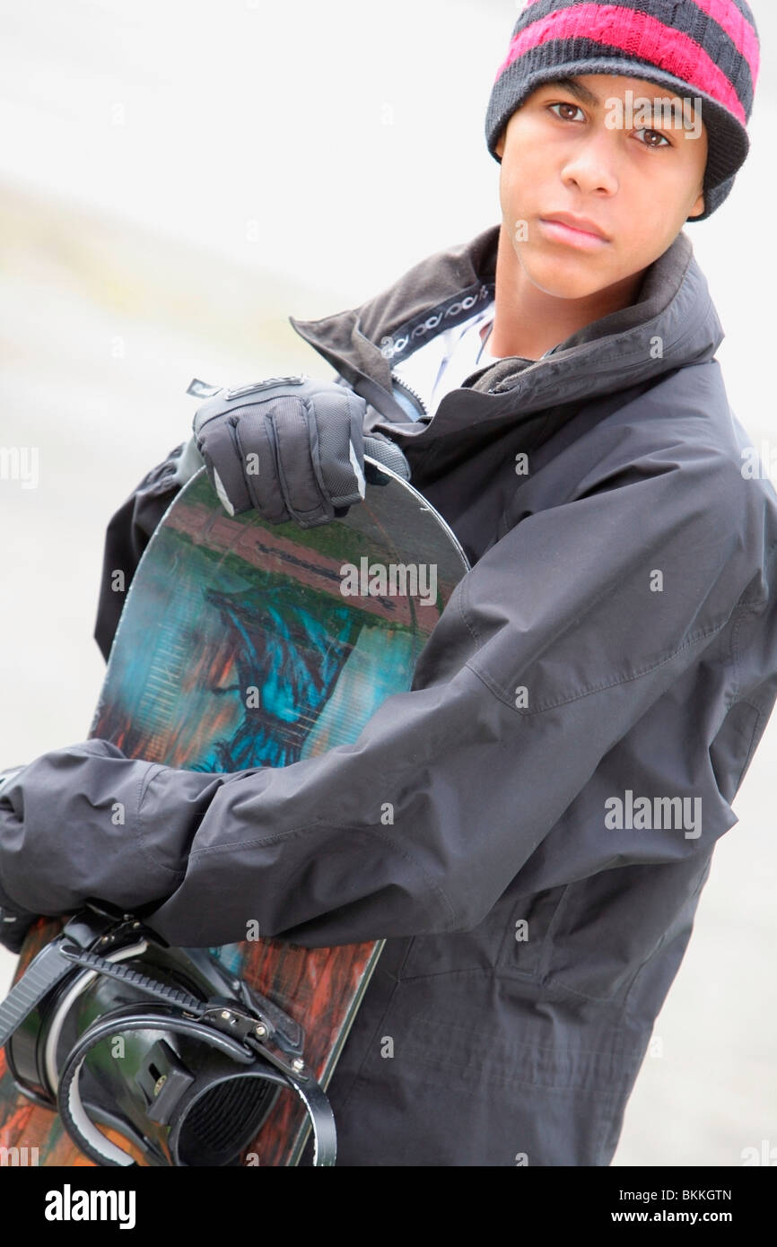 Un ragazzo con uno scarpone da snowboard Foto Stock