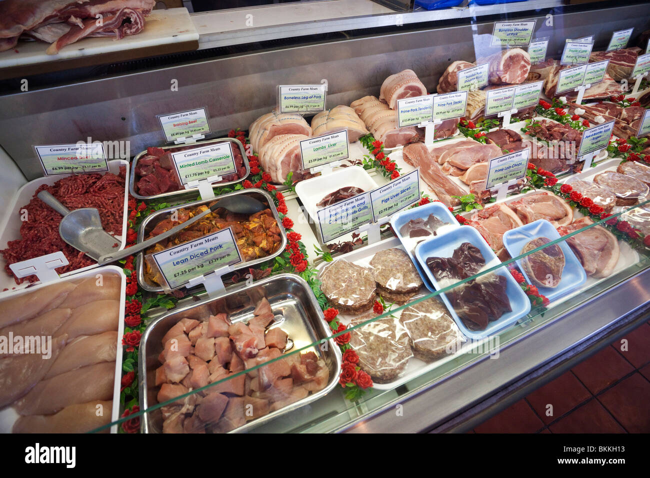 Display di carne presso un negozio di macellaio Foto Stock