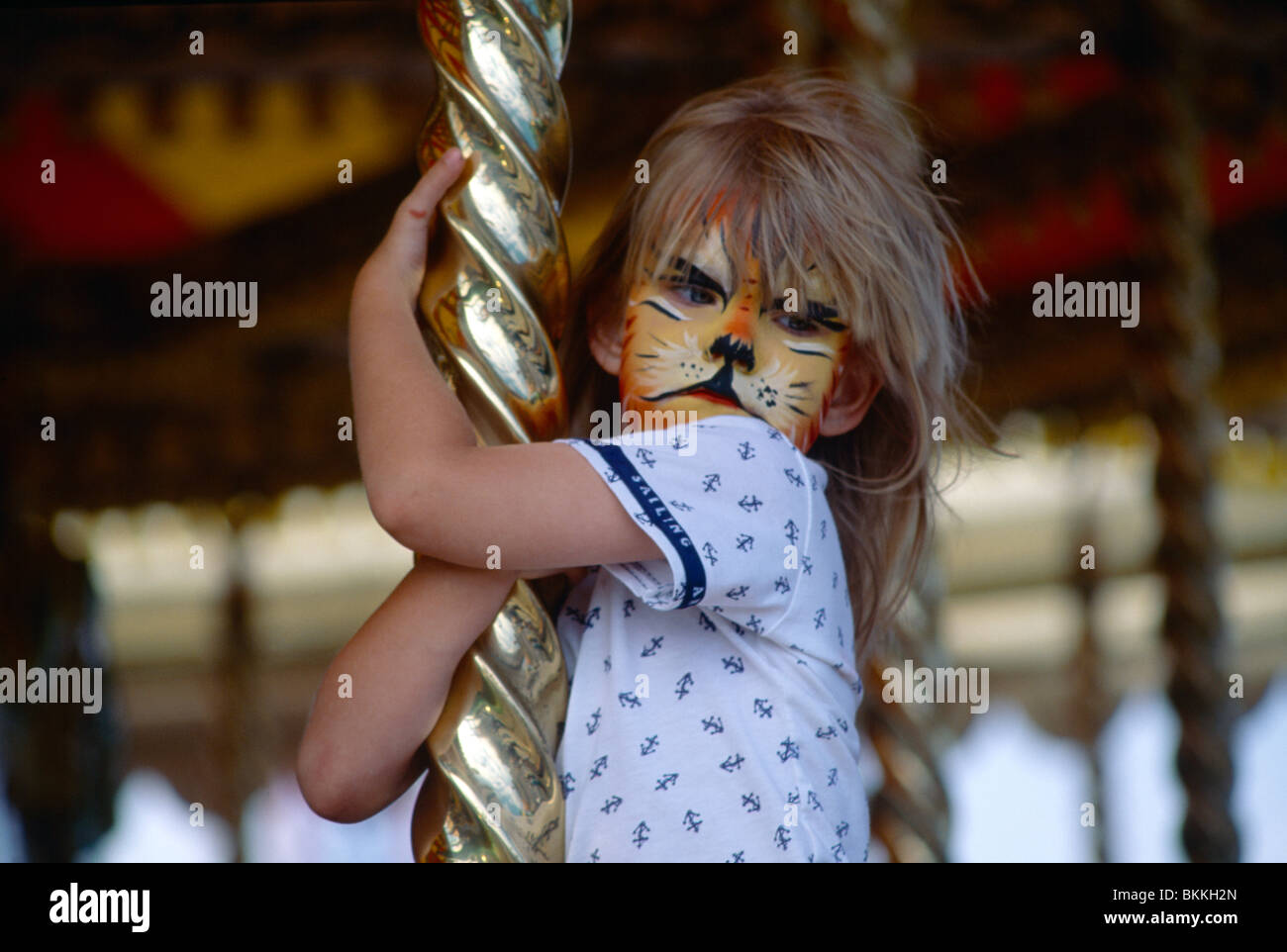 Bambino con Tiger faccia faccia - Vernici Foto Stock