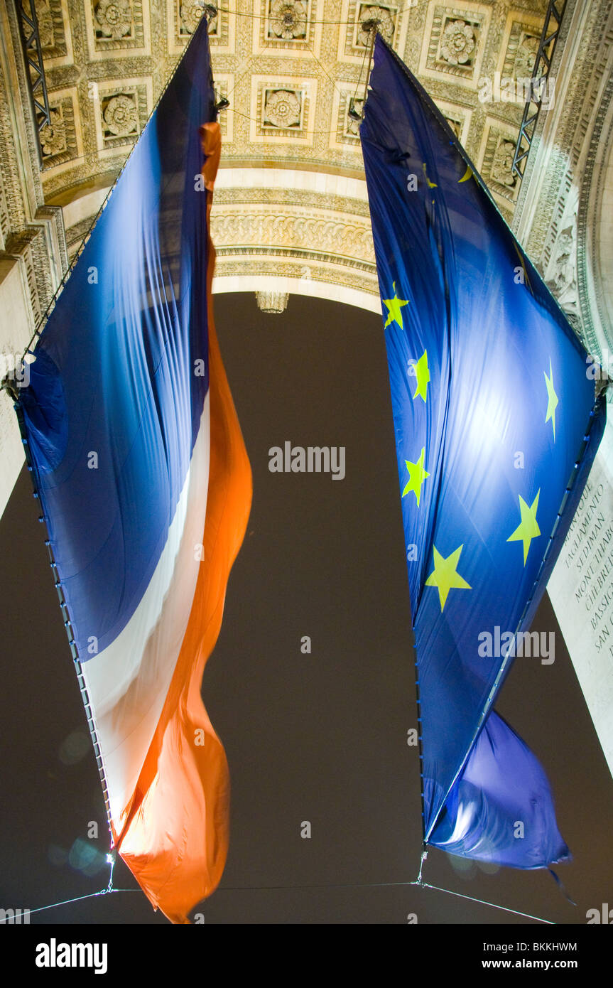 Il francese e bandiere europee sotto l'Arc de Triomphe in Parigi Francia Foto Stock