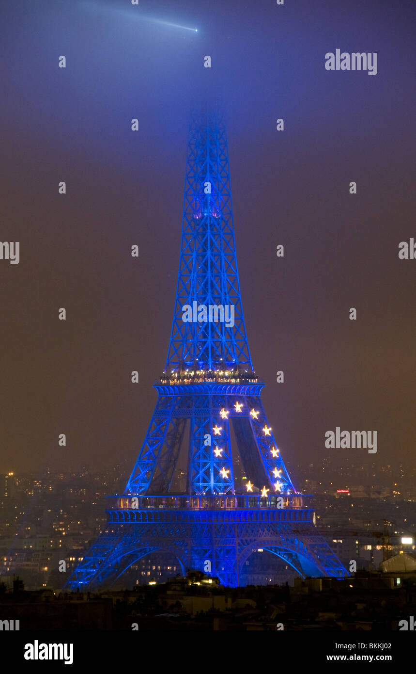 La Torre Eiffel a Parigi Francia durante la notte Foto Stock