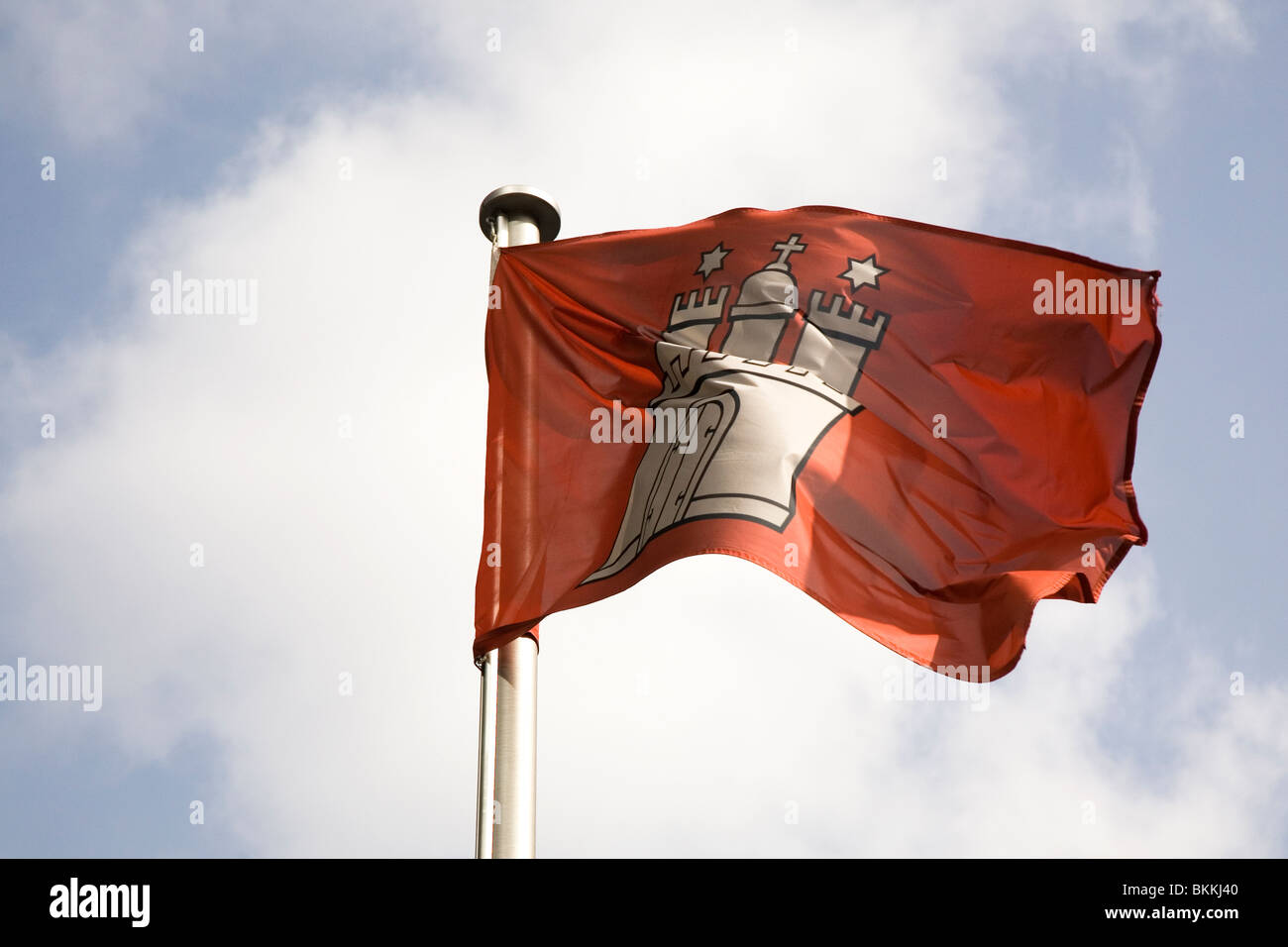Un flag di mosche, mostrando la cresta della città di Amburgo, Germania. Foto Stock