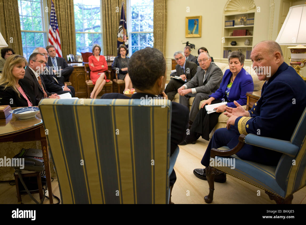 Obama incontra con l'Ammiraglio Thad W. ALLEN, Comandante della United States Coast Guard e altri funzionari della pubblica amministrazione Foto Stock