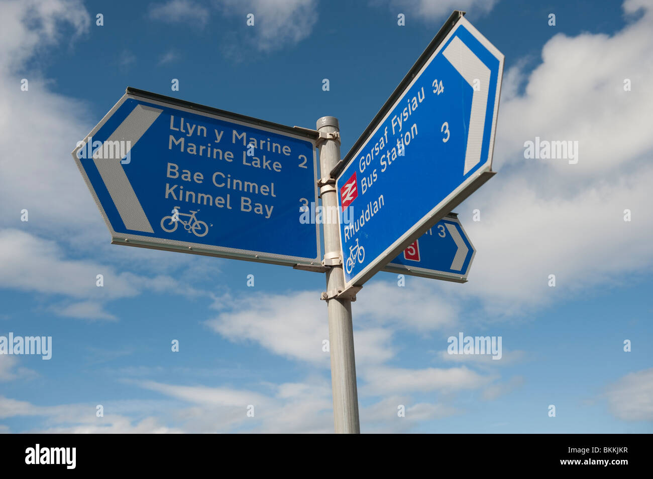 Blu informazioni turistiche bilingue inglese gallese cartello a Rhyl, north Wales UK Foto Stock