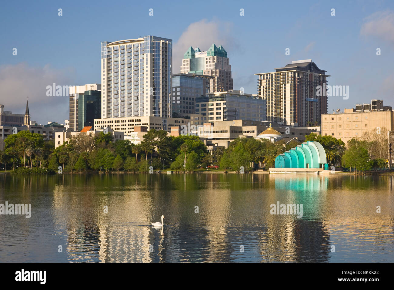 Architettura moderna skyline di Orlando in Florida riflettendo in Lake Eola Foto Stock