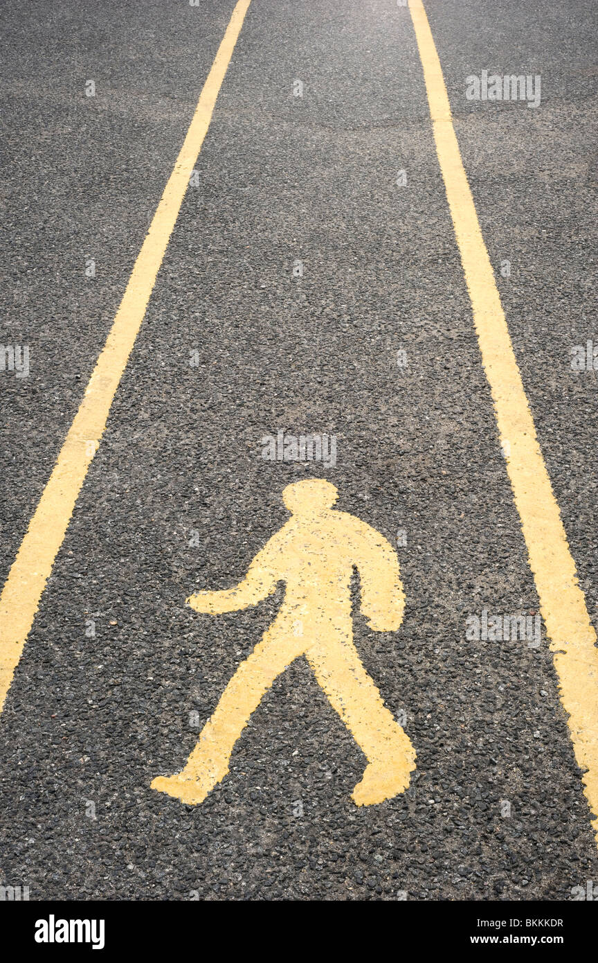 Il giallo Pedonale dipinta su una strada asfaltata della superficie in un parcheggio Foto Stock