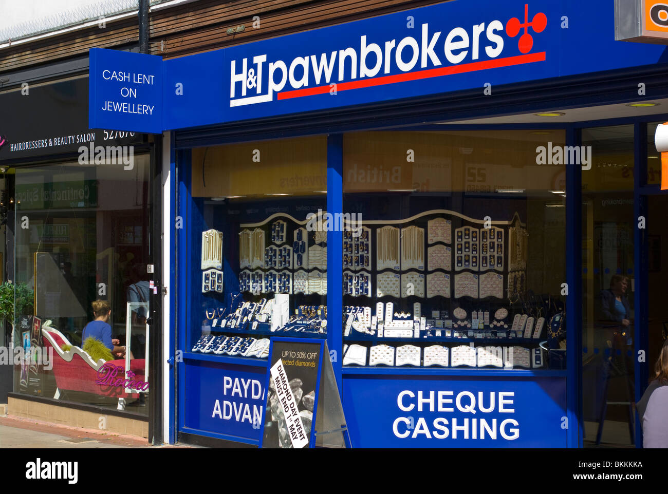 Di fronte ad una H & T Pawnbrokers Shop Foto Stock