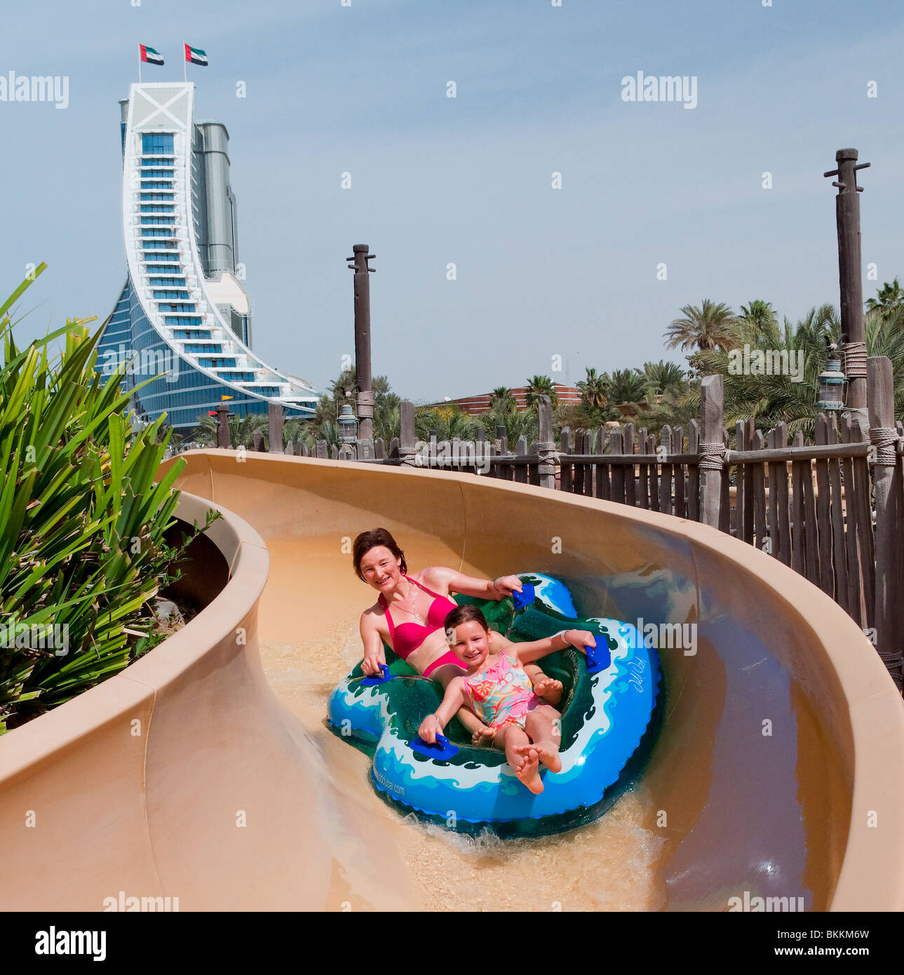 Persone su uno scivolo d'acqua al Wild Wadi Water Park Dubai EMIRATI ARABI UNITI Foto Stock