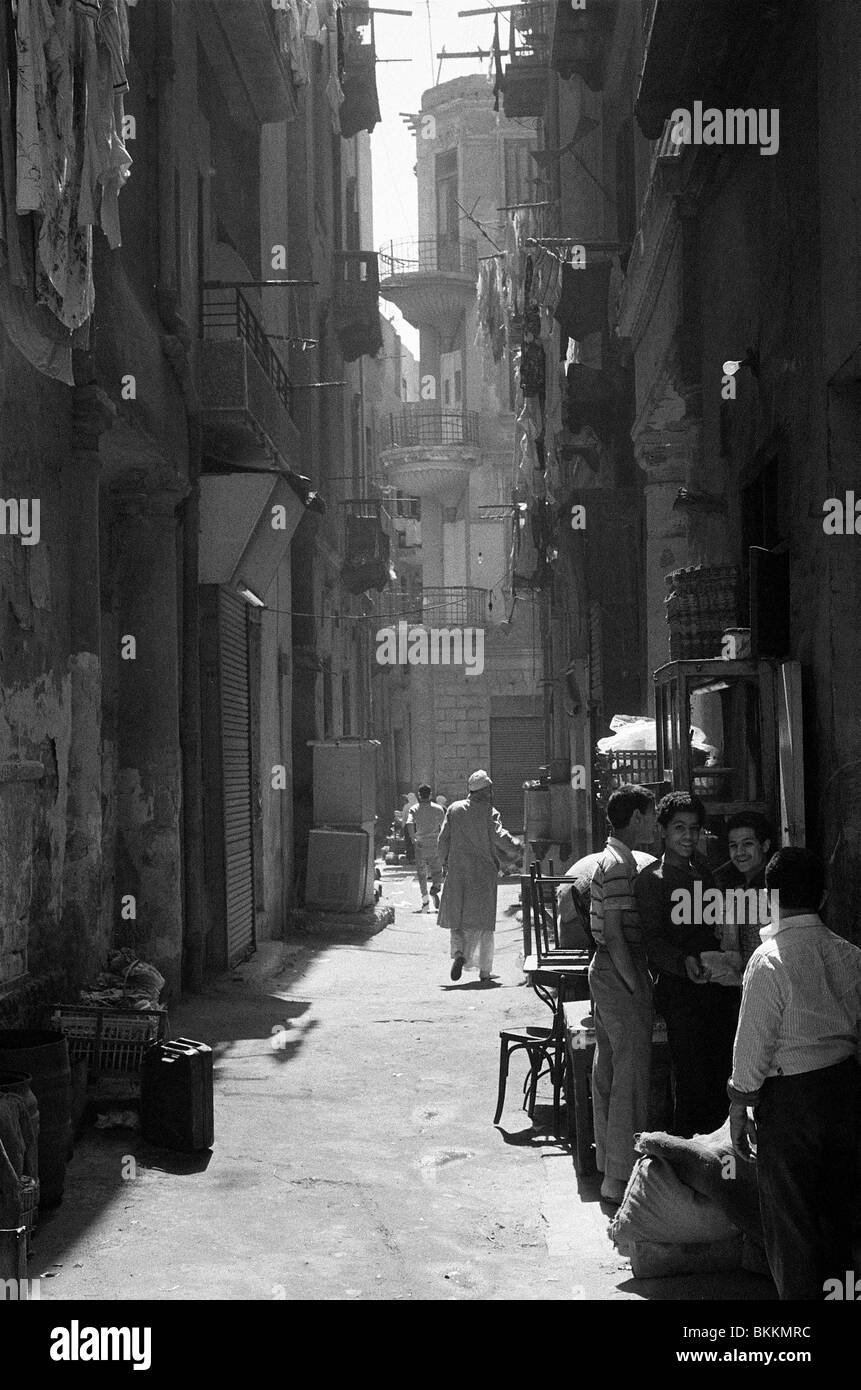 Una stretta strada laterale off Sharia al-Gaysh al Bab al-sha'riyyah distretto di Cairo Foto Stock