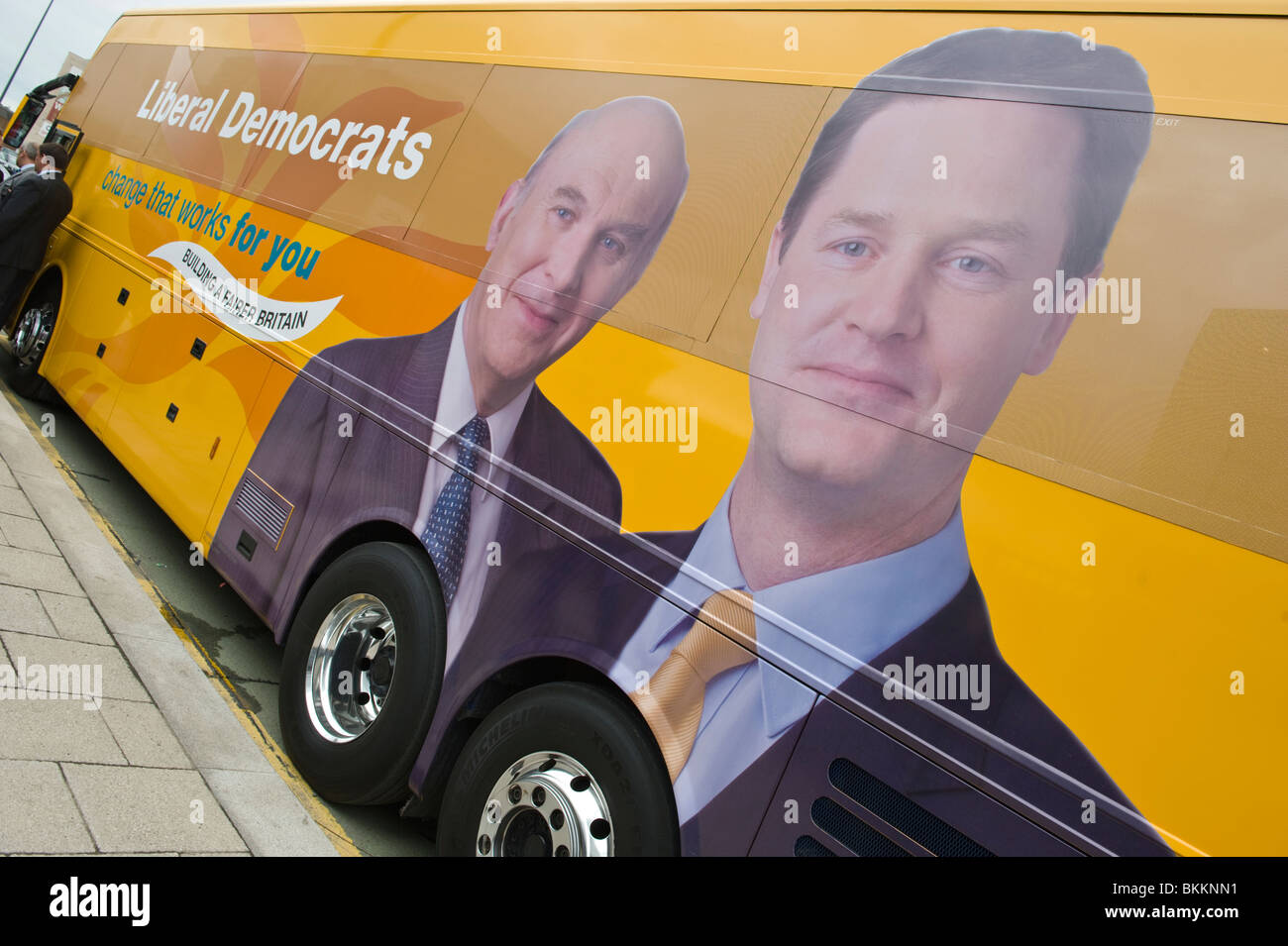 I liberali democratici 2010 elezione generale giallo bus battaglia su una campagna visita a Newport South Wales UK Foto Stock