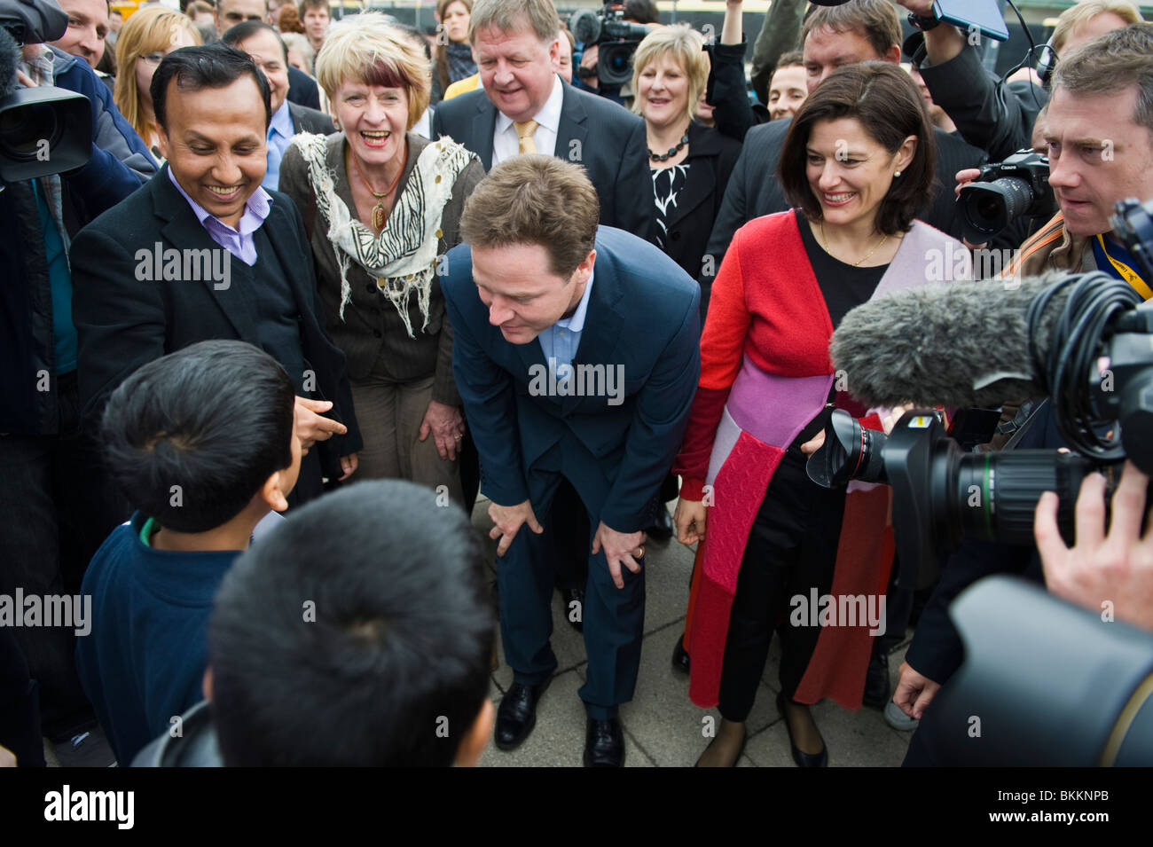 I liberali democratici leader Nick Clegg e moglie Miriam circondato da sostenitori e media per la campagna visita a Newport South Wales Foto Stock