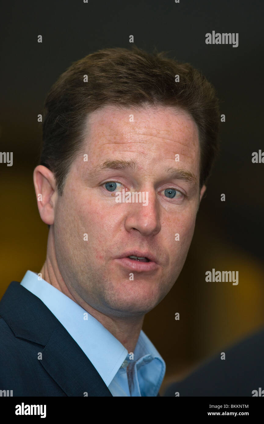 I liberali democratici leader Nick Clegg mentre su un 2010 campagna elettorale visita a Newport South Wales UK Foto Stock