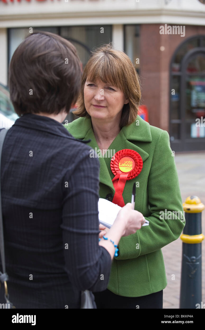 Vice leader del partito laburista Harriet Harman milita nel 2010 elezione generale a Newport South Wales UK Foto Stock