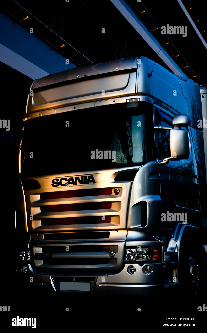 Scania carrello anteriore carrello semi automobile come mezzo di trasporto camion di trasporto cabina luce del settore autotrasporto logistica veicolo argento Foto Stock