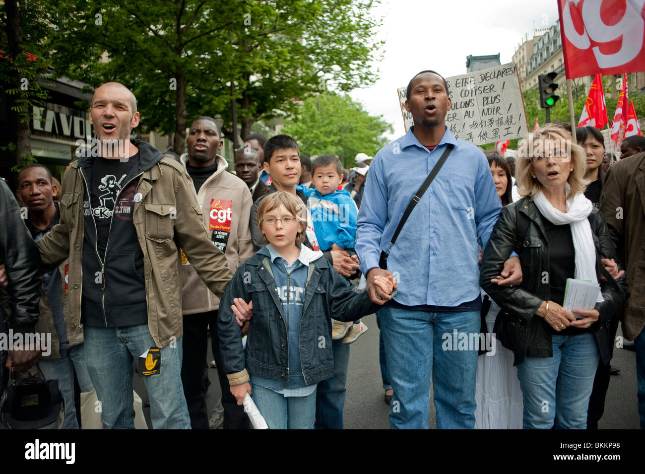 I principali sindacati della Francia, che manifestano il 1° maggio, la dimostrazione del giorno di maggio, Parigi, Francia, famiglie affollate, persone stile di vita urbano pubblico francese persone diverse, protesta attivista, immigrati minoranza famiglia Europa, CGT, pubblico di strada multiculturale che tiene per mano, folla di persone dal fronte, proteste per l'immigrazione Foto Stock