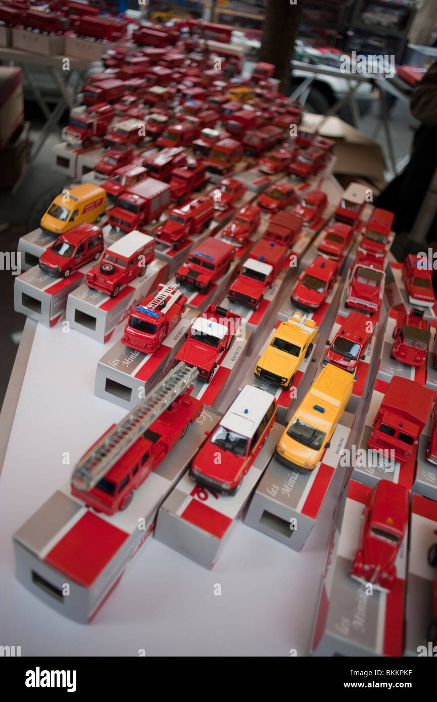 Shopping per la collezione "Second Hand » Collection", le auto giocattolo per bambini, i saldi di On Street Garage, Parigi, Francia Foto Stock