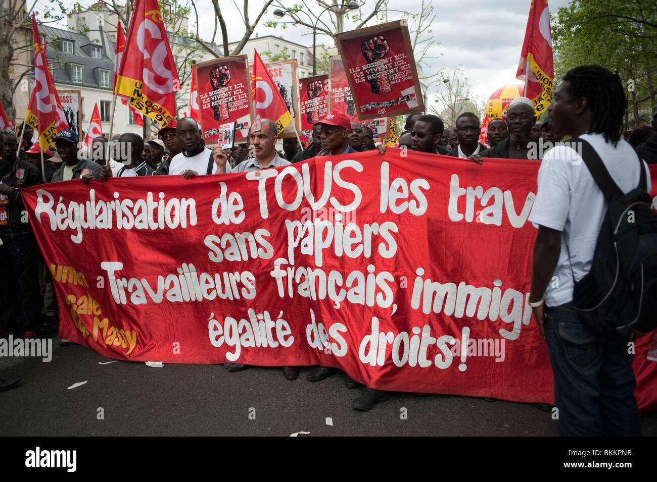 I sindacati francesi con immigrati clandestini africani, dimostrando, nel 1° maggio, la dimostrazione del giorno di maggio, Parigi, Francia, la discriminazione dei lavoratori migranti, Manifestanti striscioni, CGT, segno di protesta pacifica Foto Stock