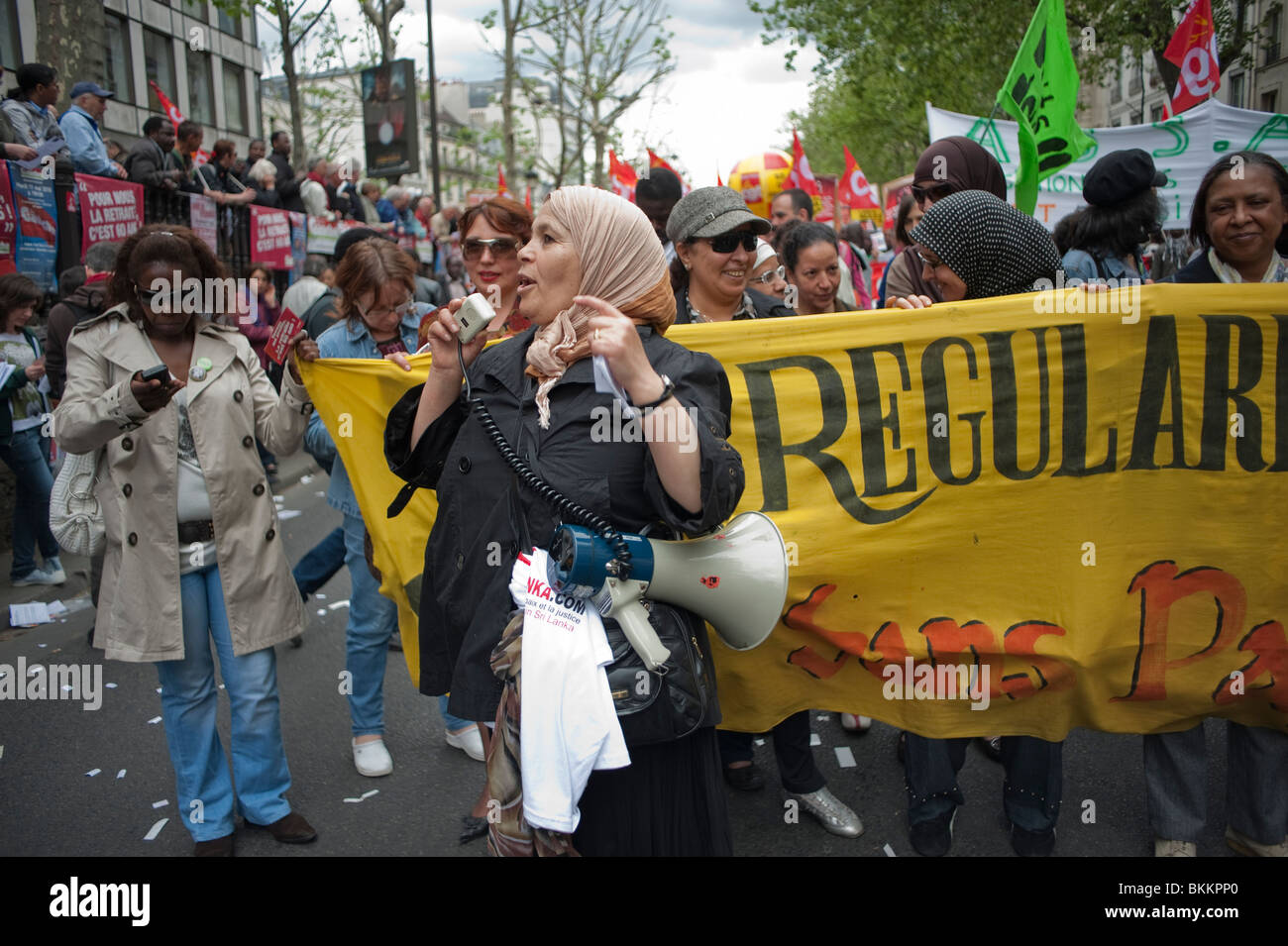 Folla francese diverse donne che manifestano durante la giornata del lavoro può dimostrazione, Parigi, Francia, Sans Papiers, Woman Leading with Megaphone, Immigration Rights Europe, proteste per i diritti dei lavoratori, gruppo di diverse donne, musulmani, Parigi integrata, Woman in hajib demo, immigrazione proteste pubbliche Foto Stock