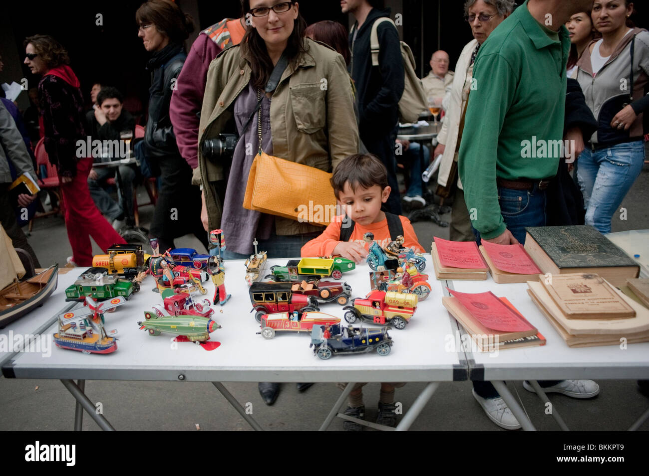 Francesi, mamma con bambini, shopping di giocattoli d'epoca usati per bambini, nelle bancarelle dei venditori, Parigi, Francia, venditore ambulante, viaggi vintage per famiglie Foto Stock